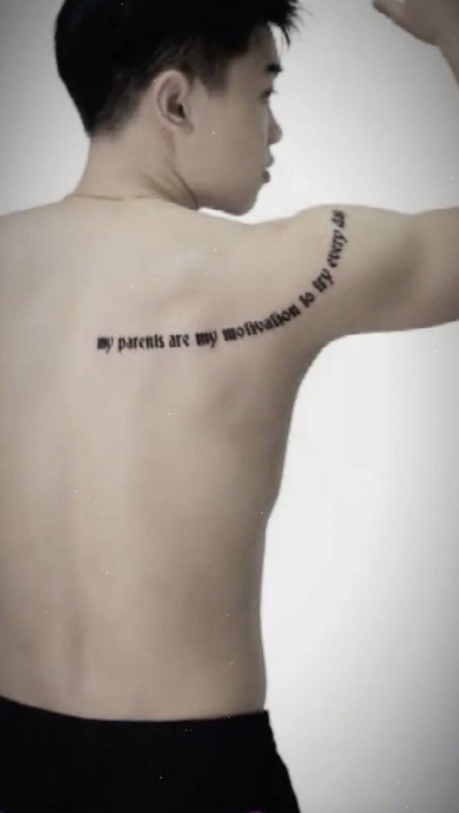 Cận cảnh hình xăm sau lưng của Đình Bắc. 