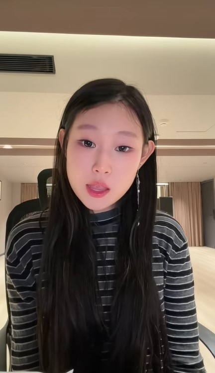 Cô nàng tự tin trên sóng livestream.