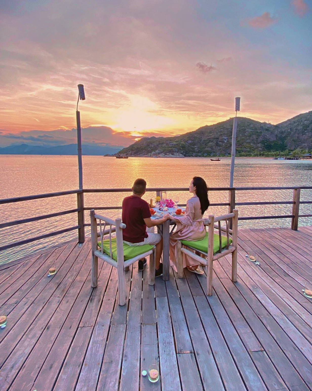 Ninh Vân Bay là địa điểm hẹn hò, bữa ăn dưới ánh nến lãng mạn