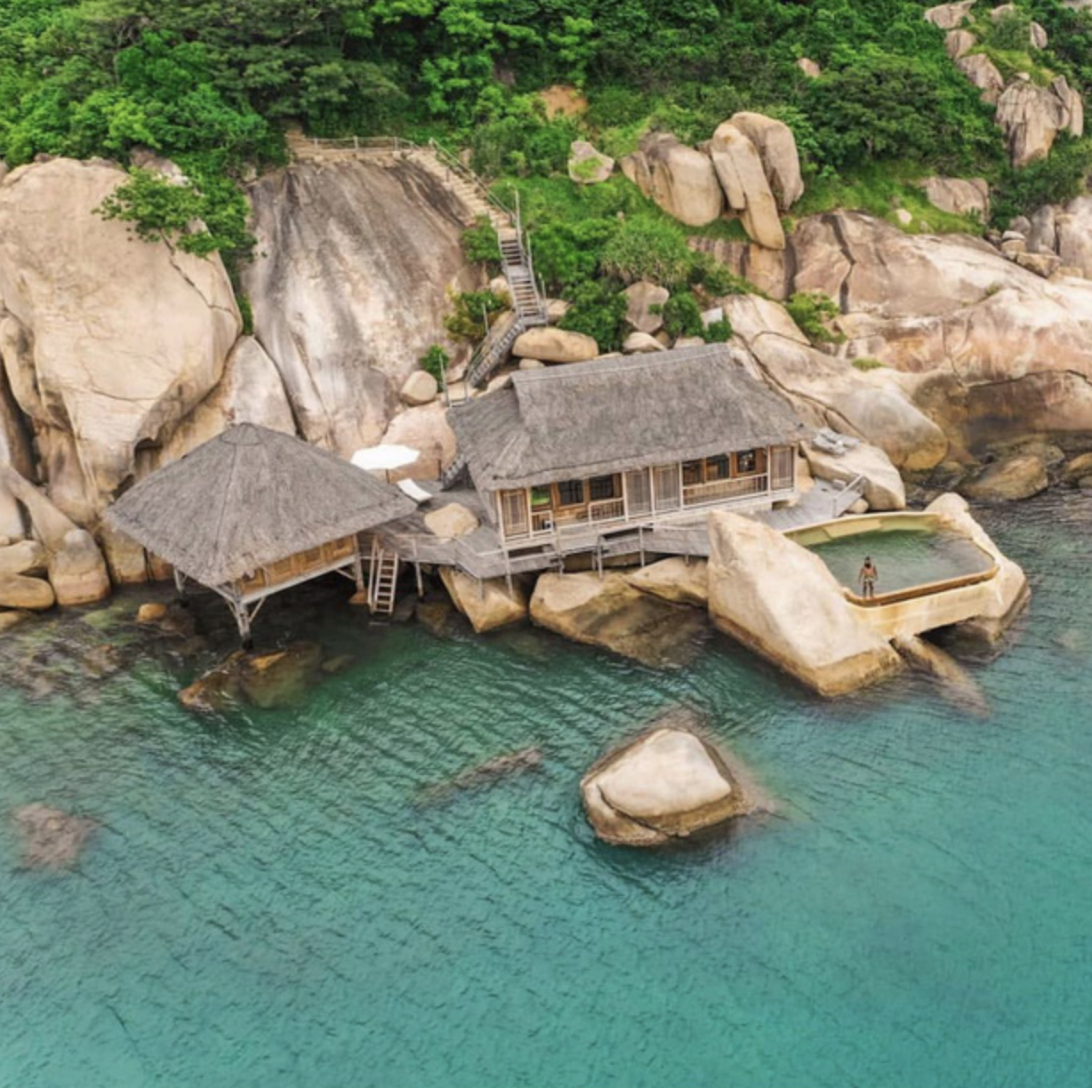 Nhiều khu nghỉ dưỡng xây dựng trên những vách đá, sát biển tạo nên khung cảnh vô cùng ấn tượng