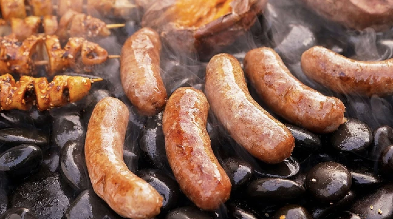 Lạp xưởng nướng đá là một trong những món ăn mà người dùng cần lưu ý