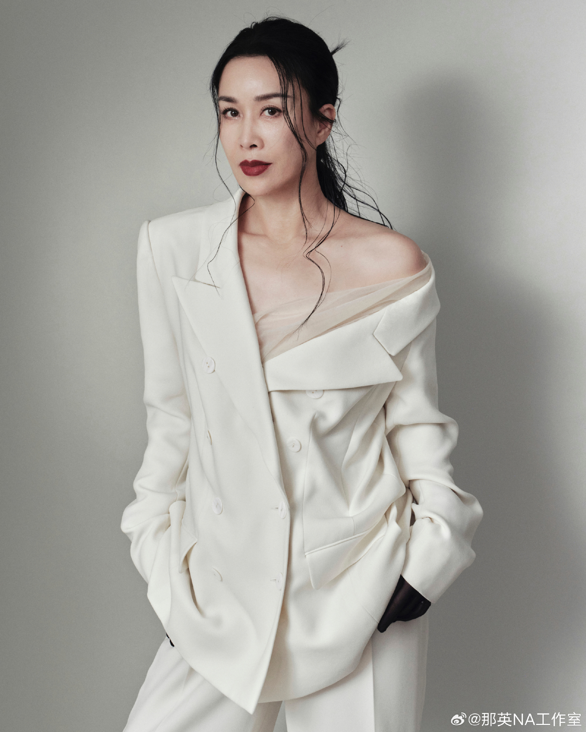 Chị đại The Voice bắt trợ lý đứng quạt hàng giờ đồng hồ vì sợ nóng, lật giở 