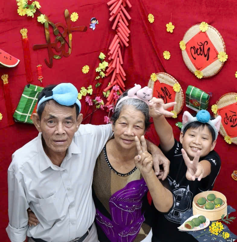 Minh Nhựt cùng ông nội và bà nội.