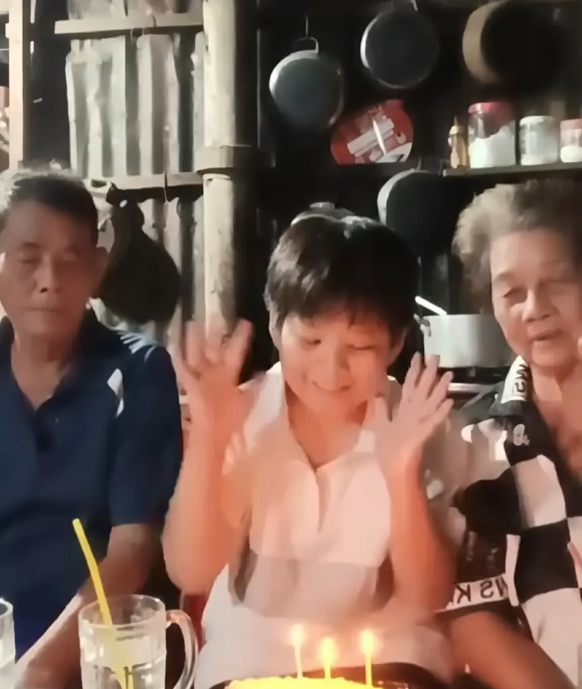 Gia cảnh nam sinh An Giang quay clip với bà nội viral, Đức Phúc, Tăng Duy Tân đồng cảm: SN 2008 chỉ cao 1m35 vì thiếu hụt hooc môn 