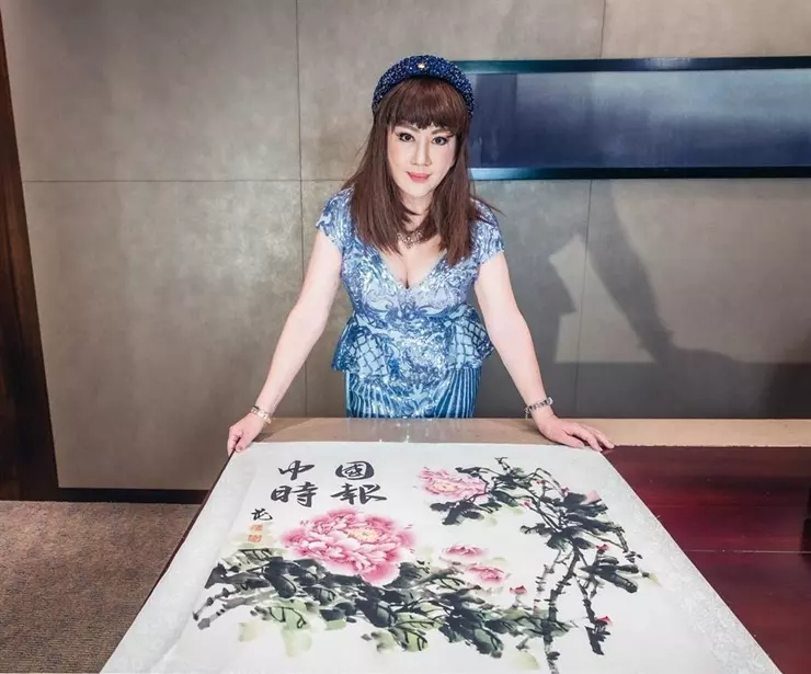 Ở tuổi xế chiều, Cung Tuyết Hoa đã có thêm 2 bằng MBA và bằng Thạc sĩ thư pháp. Ảnh: Baidu