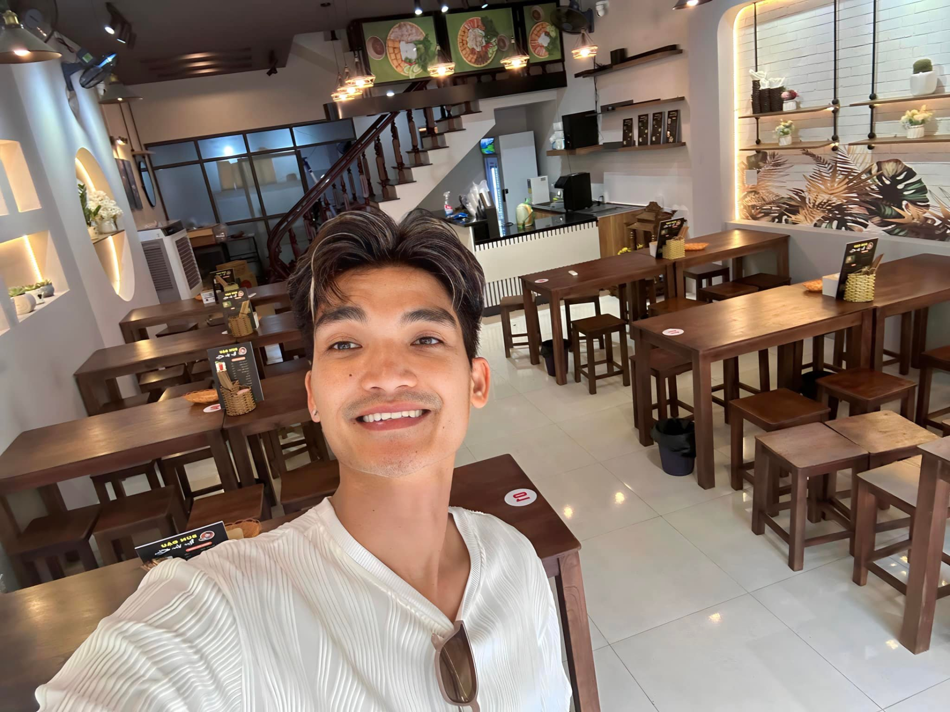 Mạc Văn Khoa phủ nhận doanh thu mỗi ngày 2 tỷ nhưng cũng công nhận rằng quán bún đậu mắm tôm đã giúp anh có cuộc sống ổn định hơn