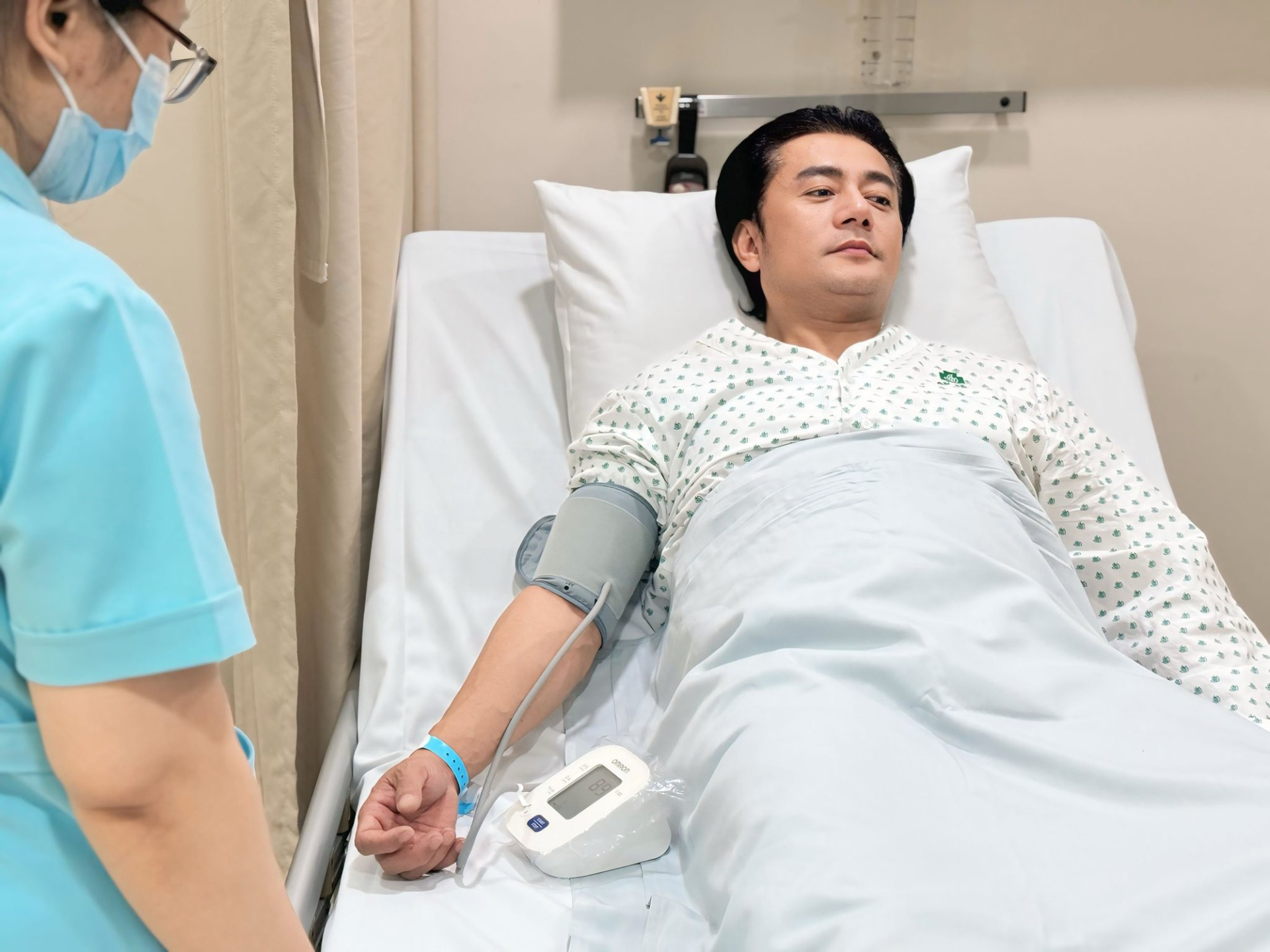 Diễn viên Trương Minh Cường đã bị đứt hoàn toàn gân gót chân khi chơi pickleball. Nguồn: FBNV