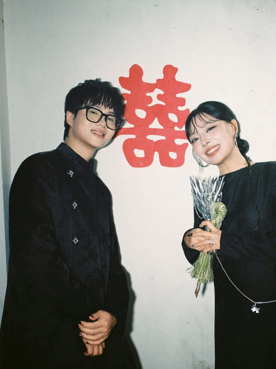 Cả hai công khai hình ảnh trong lễ ăn hỏi trên mạng xã hội vào tháng 2 vừa qua. Ảnh: FBNV