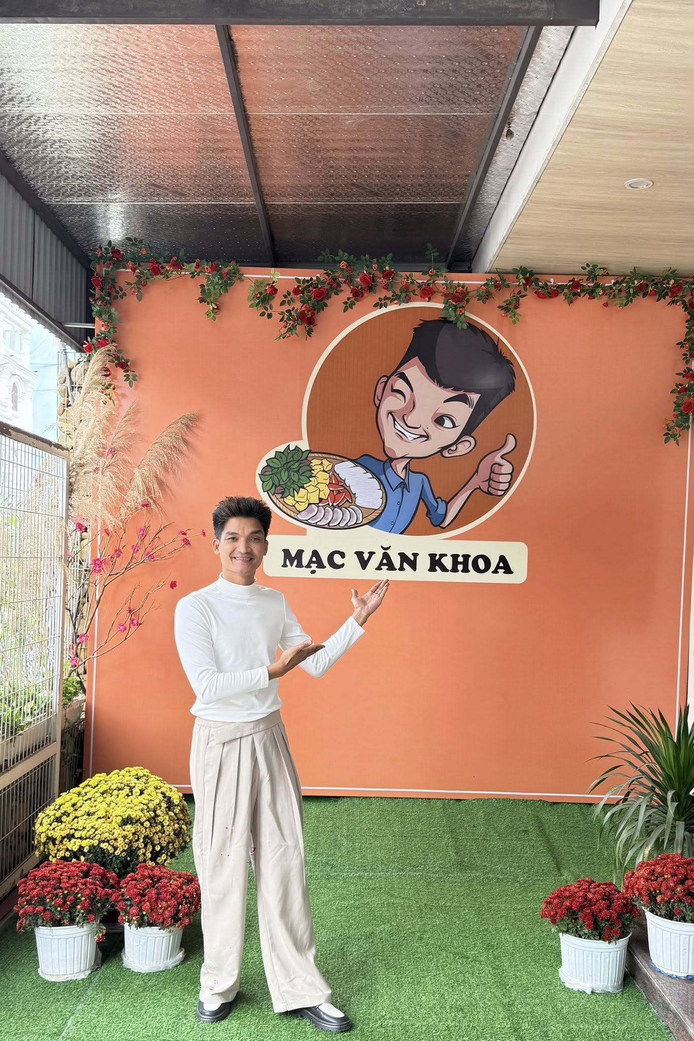 Mạc Văn Khoa kinh doanh bún đậu mắm tôm và đã mở khá nhiều chi nhánh