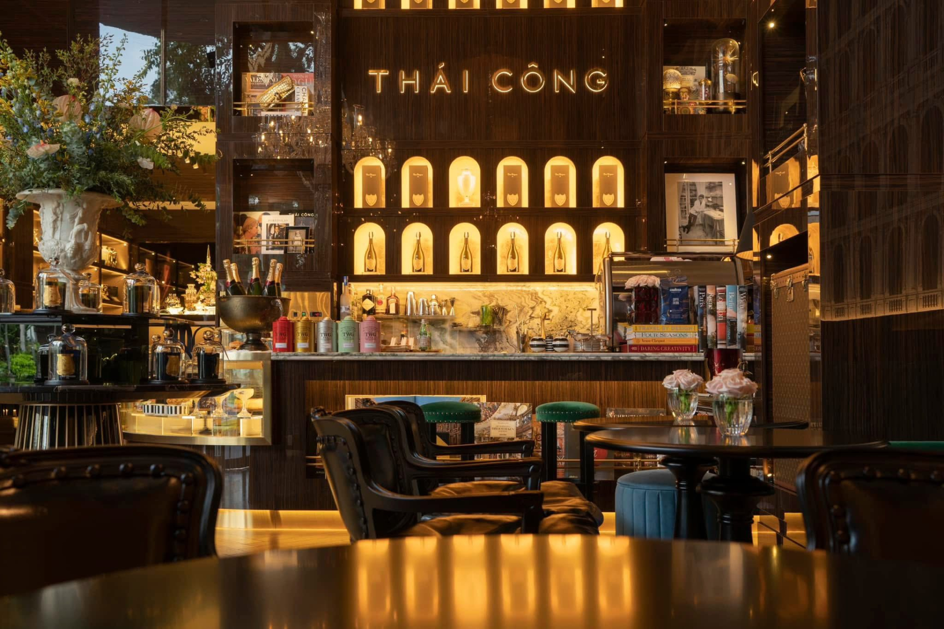 Chuyện gì đang xảy ra trong quán cà phê của Thái Công?