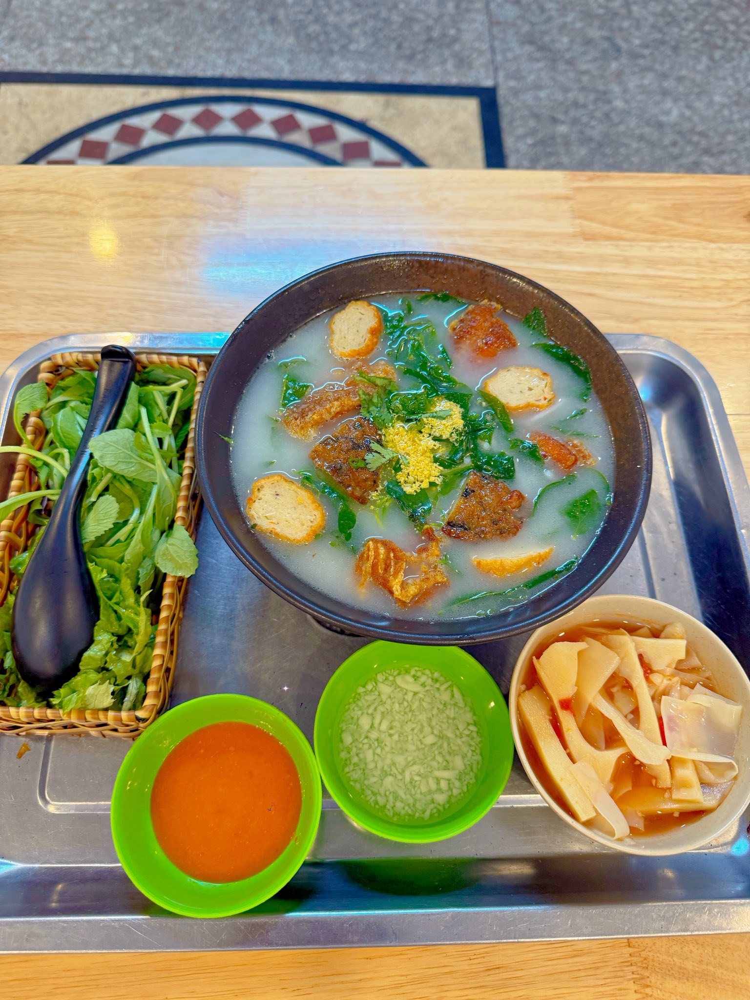 Ngoài bún đậu mắm tôm, quán của Mạc Văn Khoa còn có cả món bún cá sữa