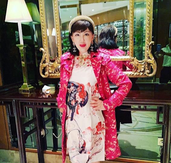 Gương mặt bà cũng biến dạng vì 