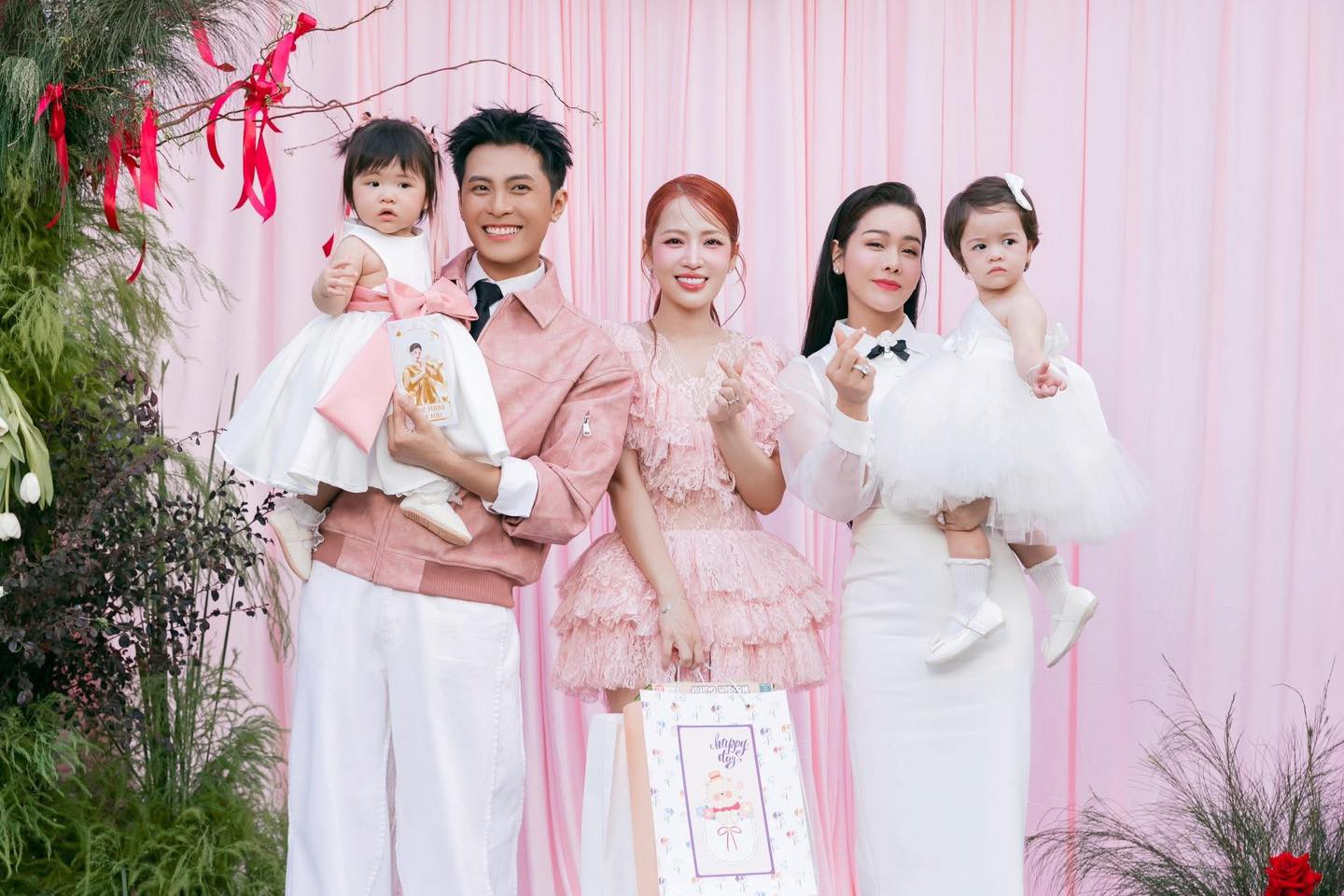 Nhật Kim Anh bế con gái đến dự tiệc 