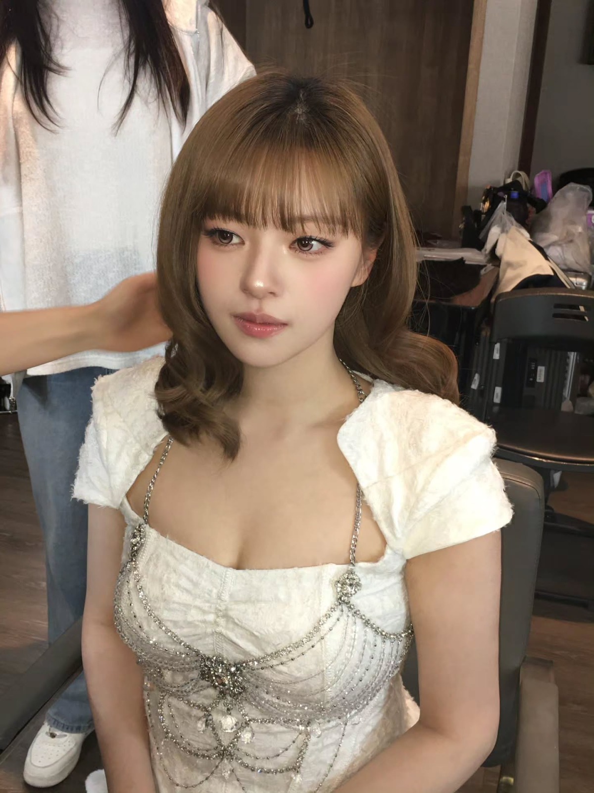 Cô cũng tìm được màu tóc, phong cách trang điểm phù hợp, tôn lên nhan sắc trời ban. Ảnh: X