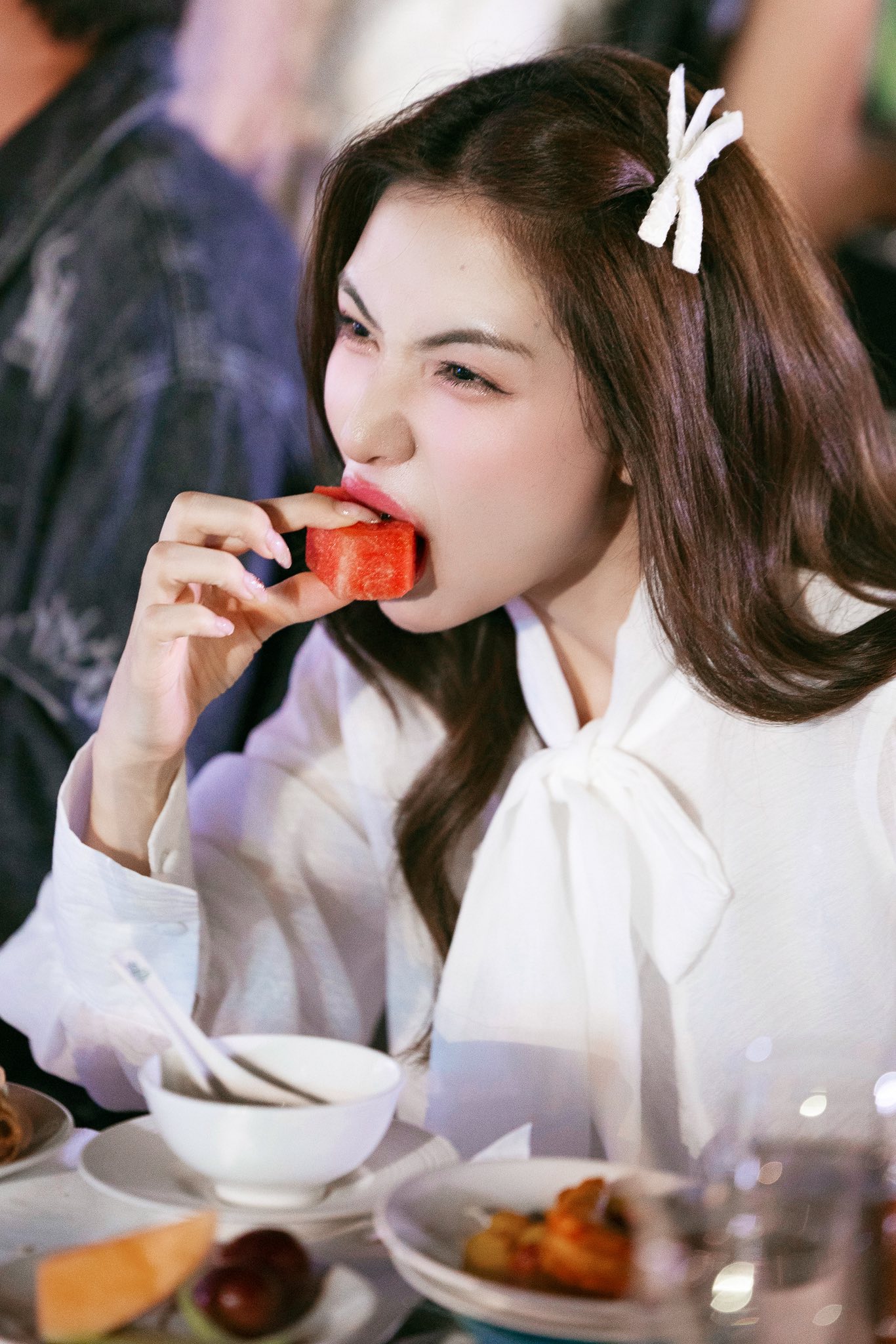 Hoà Minzy cứ đi tiệc tùng là sẽ có khoảnh khắc lầy lội 