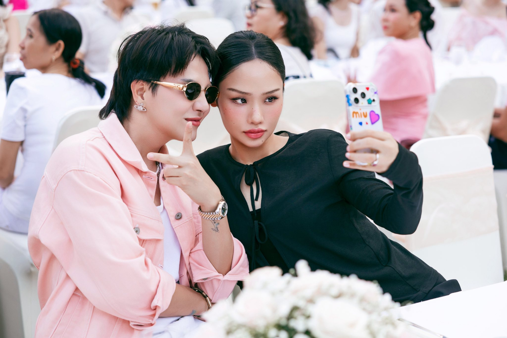  Ca sĩ Duy Khánh và Miu Lê thân thiết  