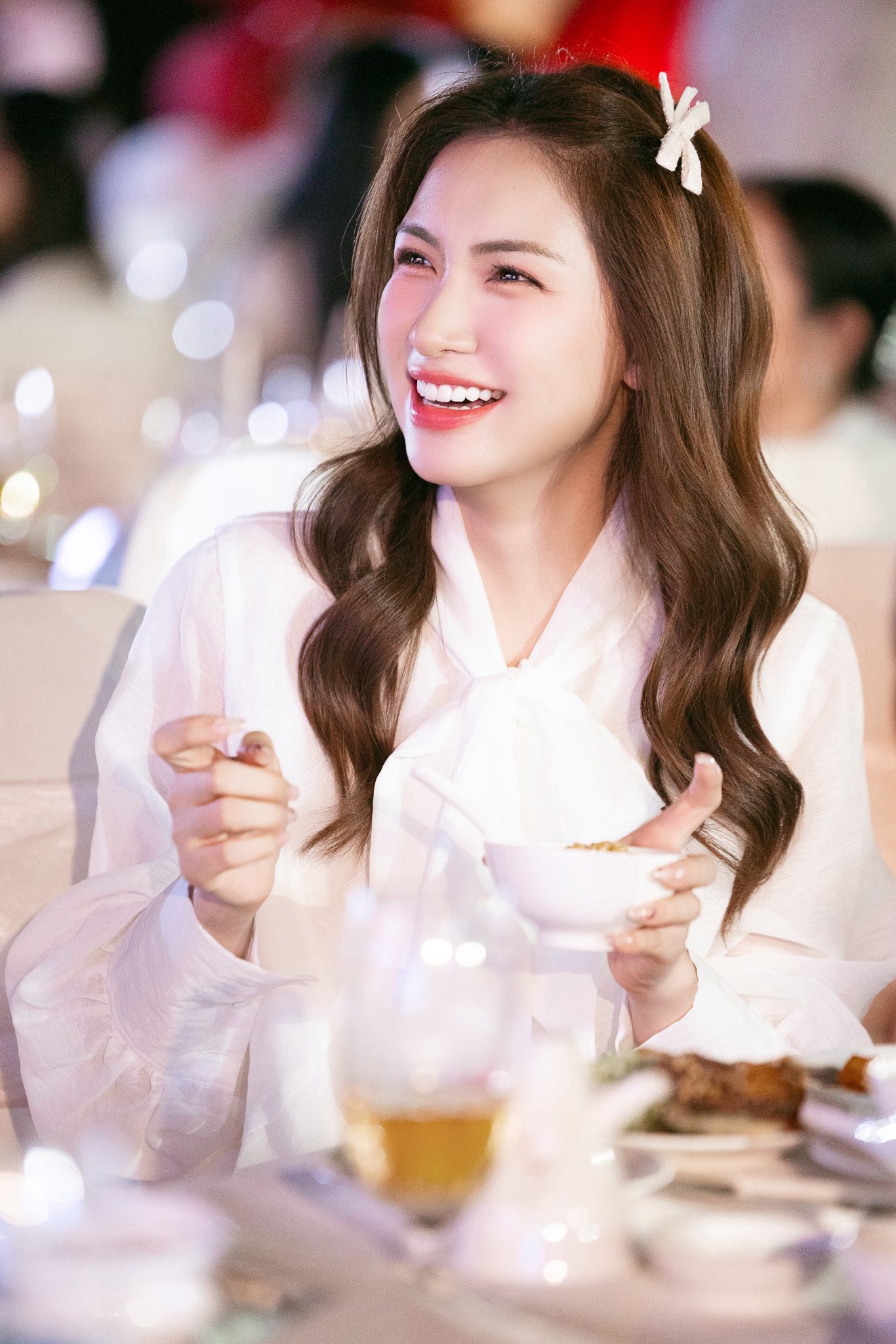 Hoà Minzy xinh xắn đến dự tiệc thôi nôi của con gái Puka và Gin Tuấn Kiệt 