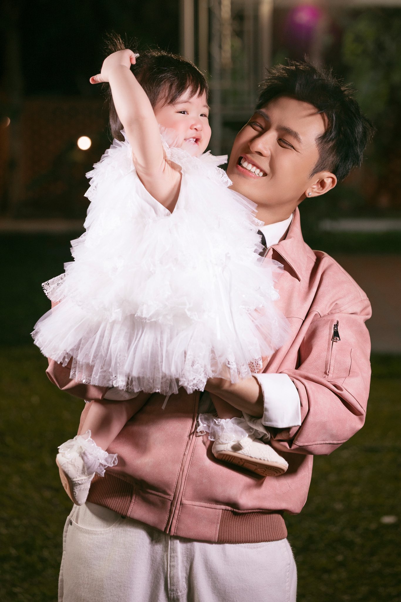 Em bé sở hữu vẻ ngoài xinh xắn, mắt to tròn như búp bê 