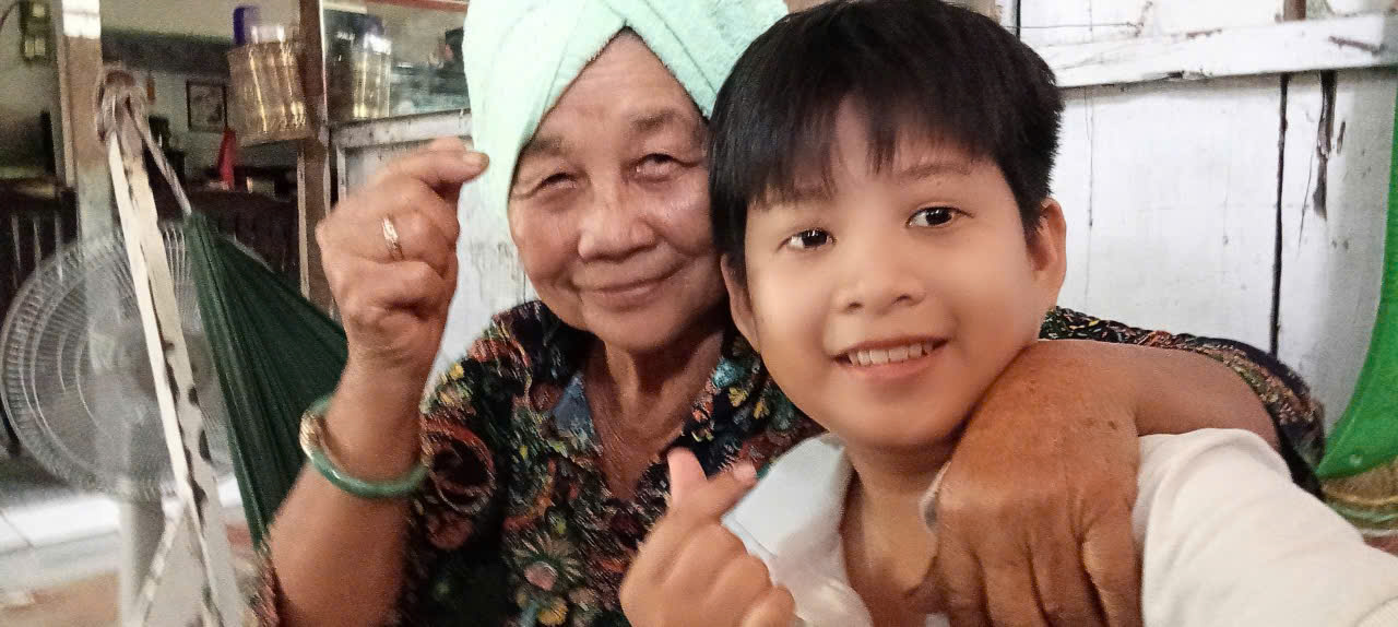 Minh Nhựt và bà nội.