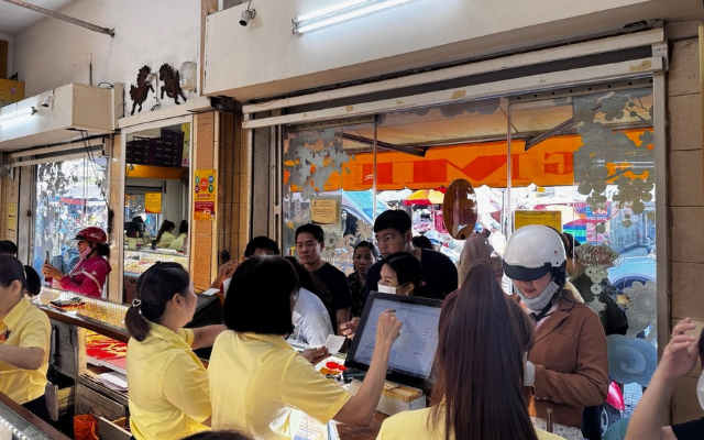 Cảnh tượng ở Mi Hồng TP.HCM sáng Thứ 2: Lao đi bán vàng rồi mới đến công ty check-in, vì sợ lỗ nặng hơn tiền phạt đi muộn