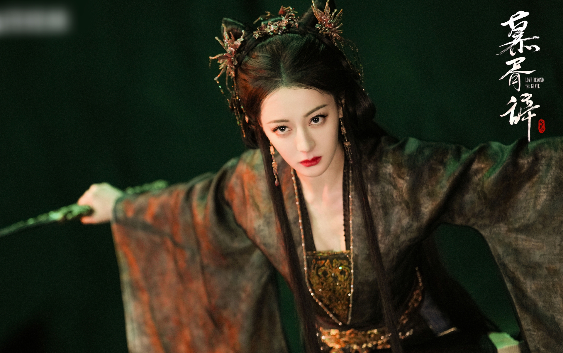 Địch Lệ Nhiệt Ba có thần thái sang chảnh, nóng bỏng