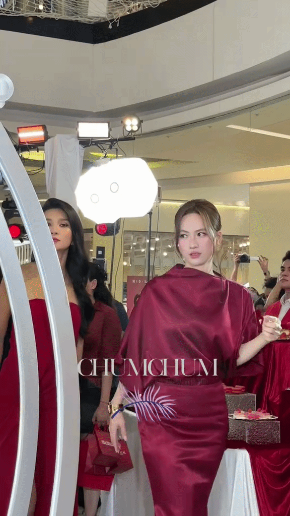 Khung hình mãn nhãn của 2 mỹ nhân hàng đầu Vbiz hiện nay.