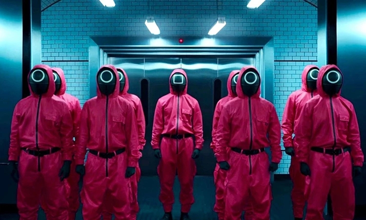 Bộ trang phục của các lính canh trong bộ phim Squid Game.