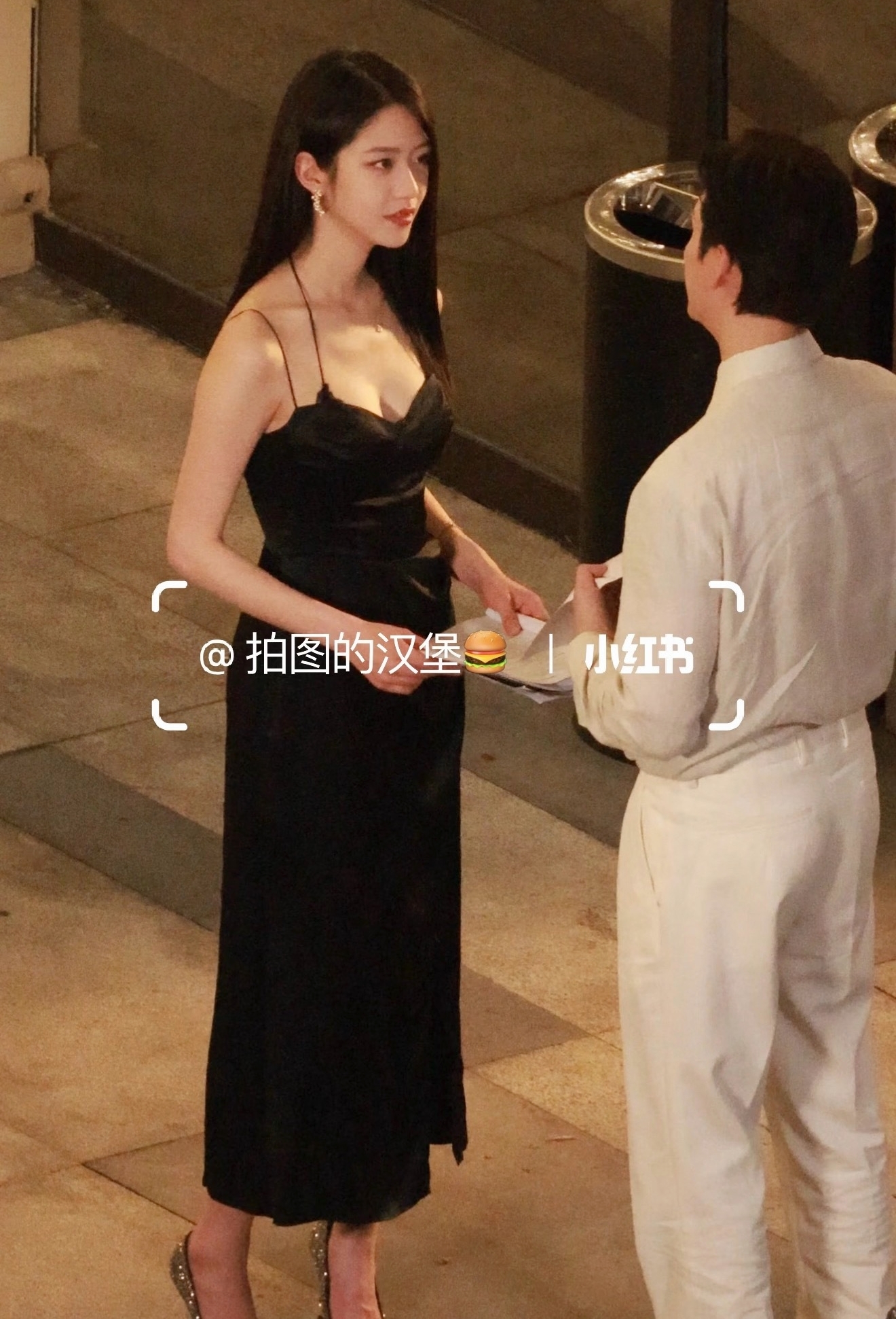 Hướng Hàm Chi tiếp tục gây sốt với chiếc váy nóng bỏng