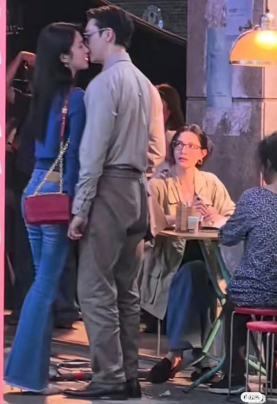 Công chúa thả dáng trên đường khiến cả triệu người mê đắm, vòng 1 hững hờ sáng bừng cả con phố