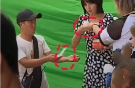 Tân Chỉ Lôi nhả thẳng thức ăn có mùi nặng là tàu hủ thối vào tay các trợ lý sau khi nhai. Ảnh: Sina.