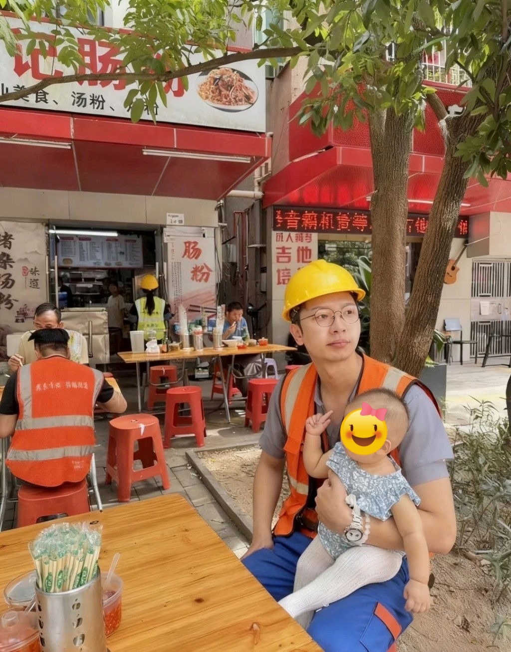 ... làm phụ hồ để mưu sinh. Ảnh: On.