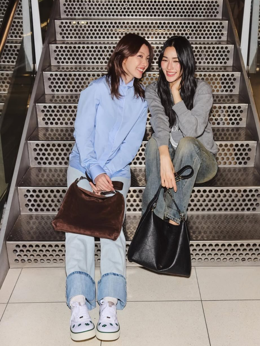 Túi Dior Diorly phiên bản da lộn được dự đoán sẽ trở thành IT bag năm nay. Ảnh: Dior