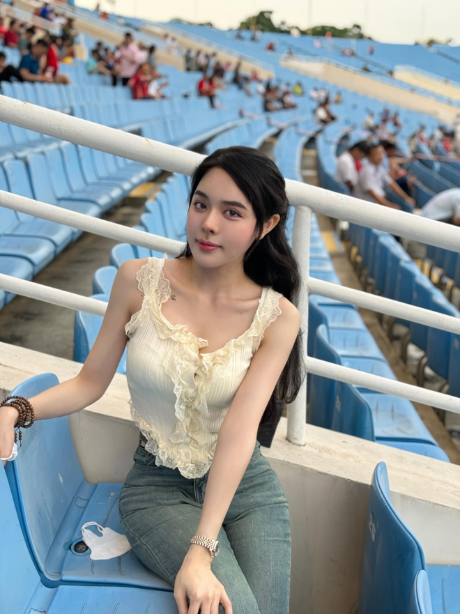 Cùng thời điểm, so với ảnh tự đăng của Bích Hạnh cũng không khác biệt quá nhiều (Ảnh: FBNV)