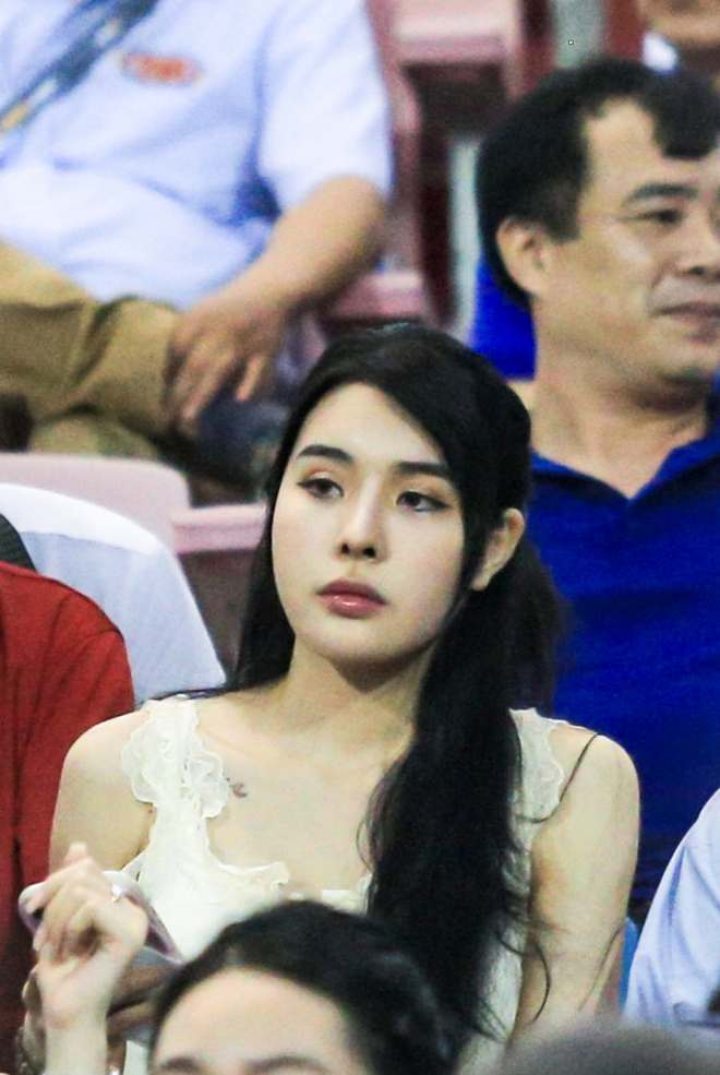 Cô nàng khi lên sân xem Văn Thanh thi đấu (Ảnh: TX)