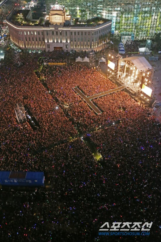 Concert quy mô 80 000 người của PSY được nhắc lại (Ảnh: Sportschosun)