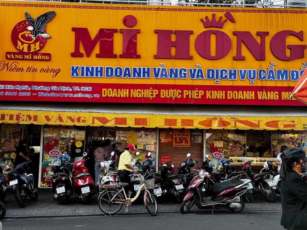   Cảnh bên ngoài tiệm vàng Mi Hồng lúc 8h sáng, lượng khách bắt đầu đến mua bán vàng.   