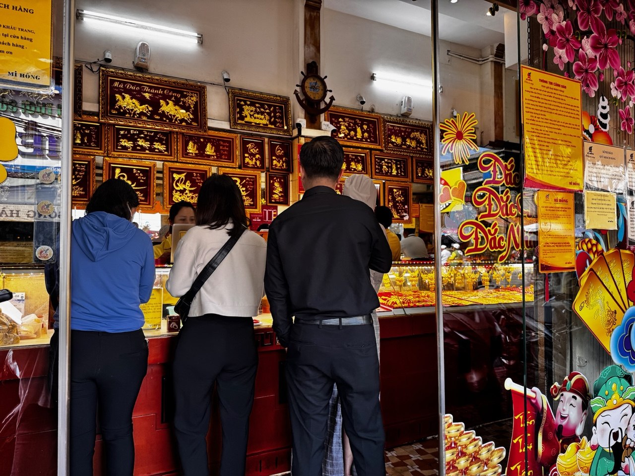   Nhiều khách hàng cho biết họ tới mua khi thấy giá vàng giảm, song lần này không để tích trữ mà mua để có công việc như cưới hỏi.   