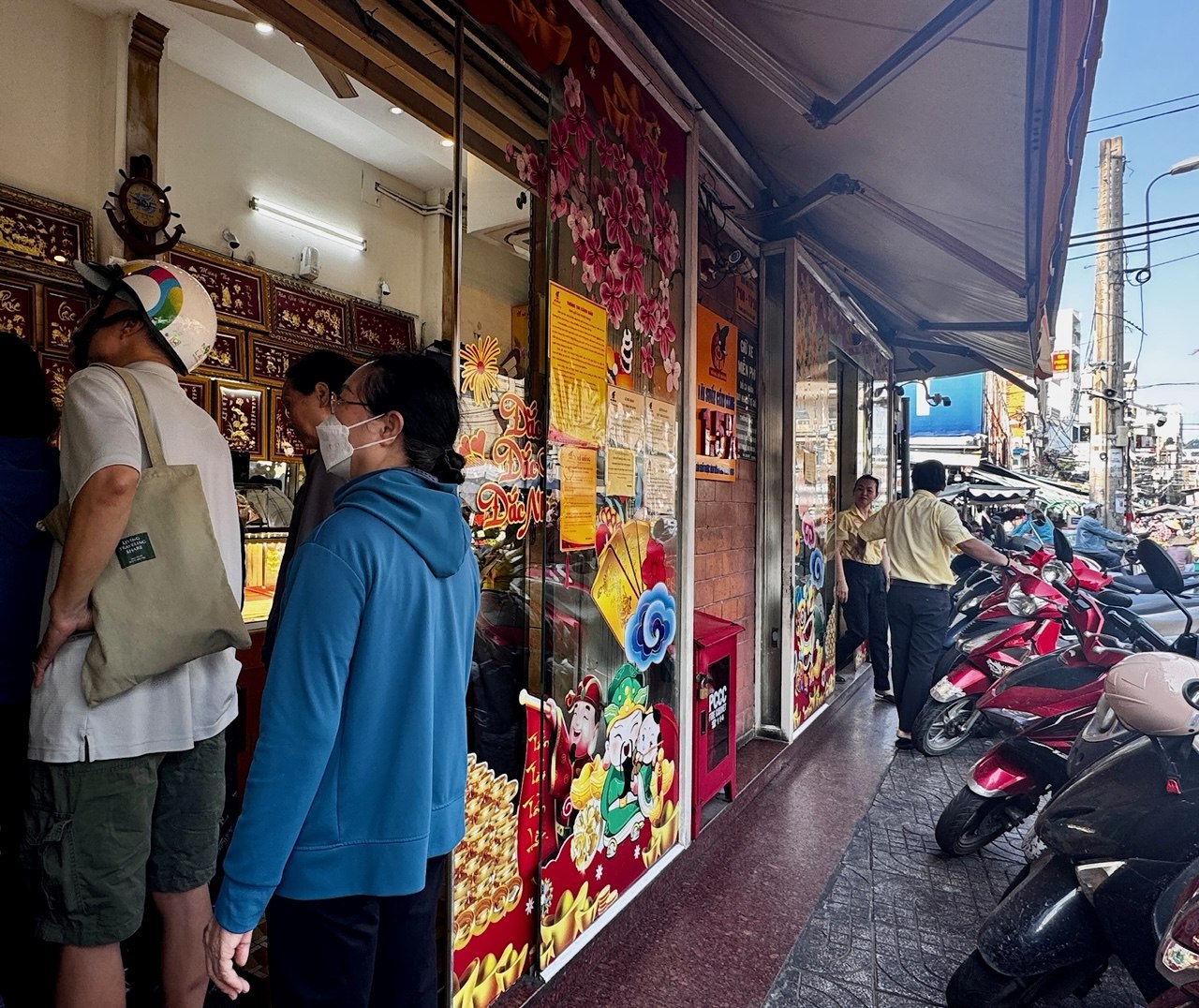 Cảnh tượng ở Mi Hồng TP.HCM sáng Thứ 2: Lao đi bán vàng rồi mới đến công ty check-in, vì sợ lỗ nặng hơn tiền phạt đi muộn