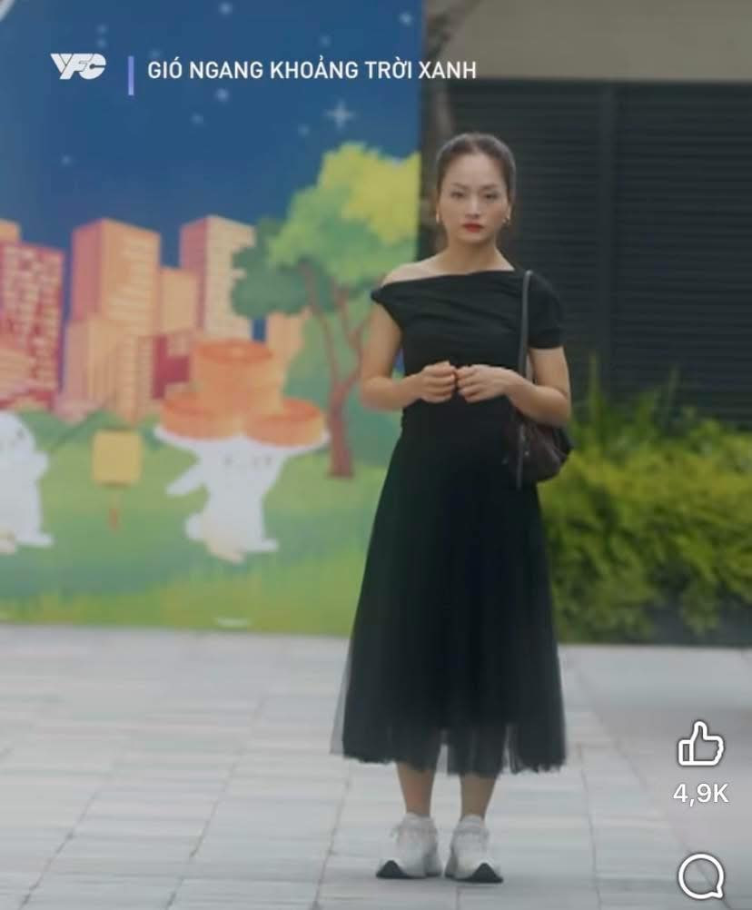 Một outfit khác cũng với kiểu phối tương tự của Lan Phương từng khiến nhiều người xem ngã ngửa. (Ảnh: Facebook)