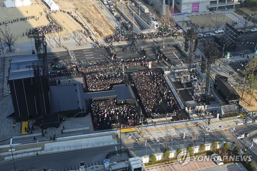 Khủng cảnh vắng vẻ hơn rất nhiều so với số lượng dự báo - hình ảnh ghi nhận tại hiện trường 10 phút trước khi kết thúc thời gian soát vé(Ảnh: YONHAP NEWS)