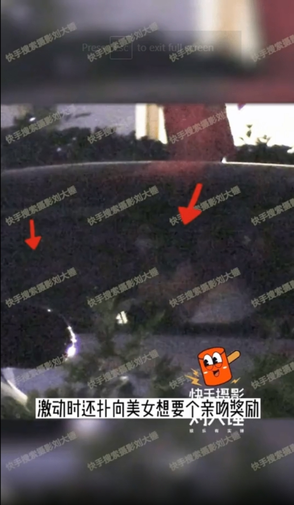 Trong hình ảnh do tờ 163 đăng tải hồi tháng 7/2023, Hà Cửu Hoa và gái lạ cùng bước vào xe ô tô. Theo nguồn tin, họ ở trong xe khoảng 3 giờ đồng hồ, còn dành cho nhau nhiều cử chỉ thân mật, tình tứ. Thậm chí, cảnh nam nghệ sĩ sinh năm 1987 hôn say đắm tiểu tam đã bị paparazzi bắt trọn. Ảnh: 163