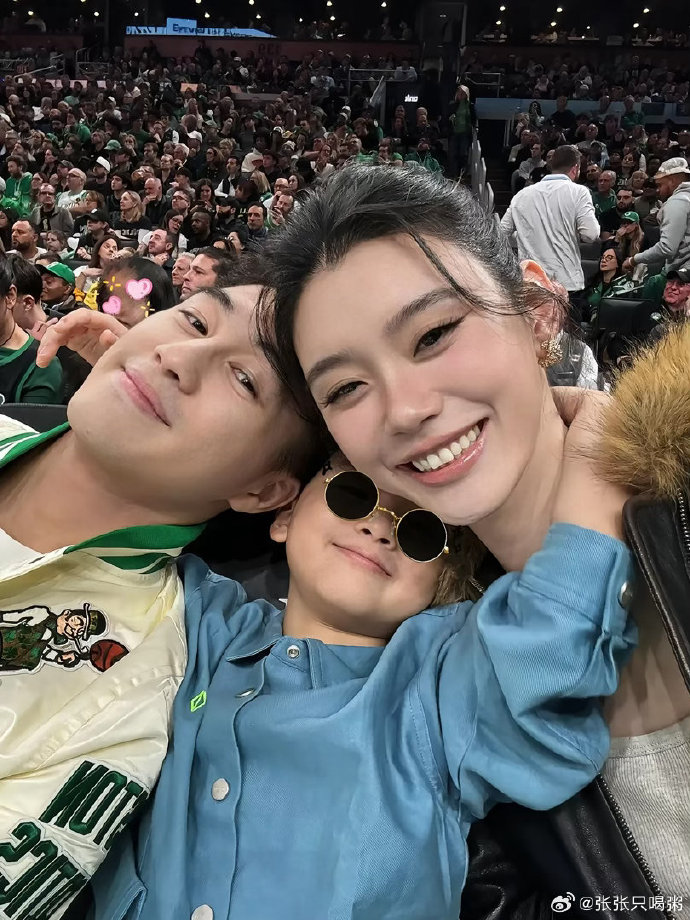 Ronaldo Hà Quảng Sân (7 tuổi) thừa hưởng nét đẹp của mẹ Hề Mộng Dao, nụ cười giống hệt bố lúc trẻ. Ảnh: Sina. 