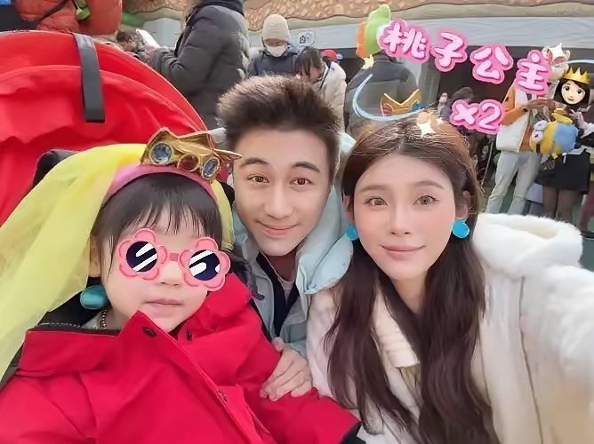 Romee (4 tuổi) lại giống bố thiếu gia, có gương mặt tròn, đôi mắt to dễ thương và tính cách lém lỉnh, tinh nghịch. Nguồn: Sina.