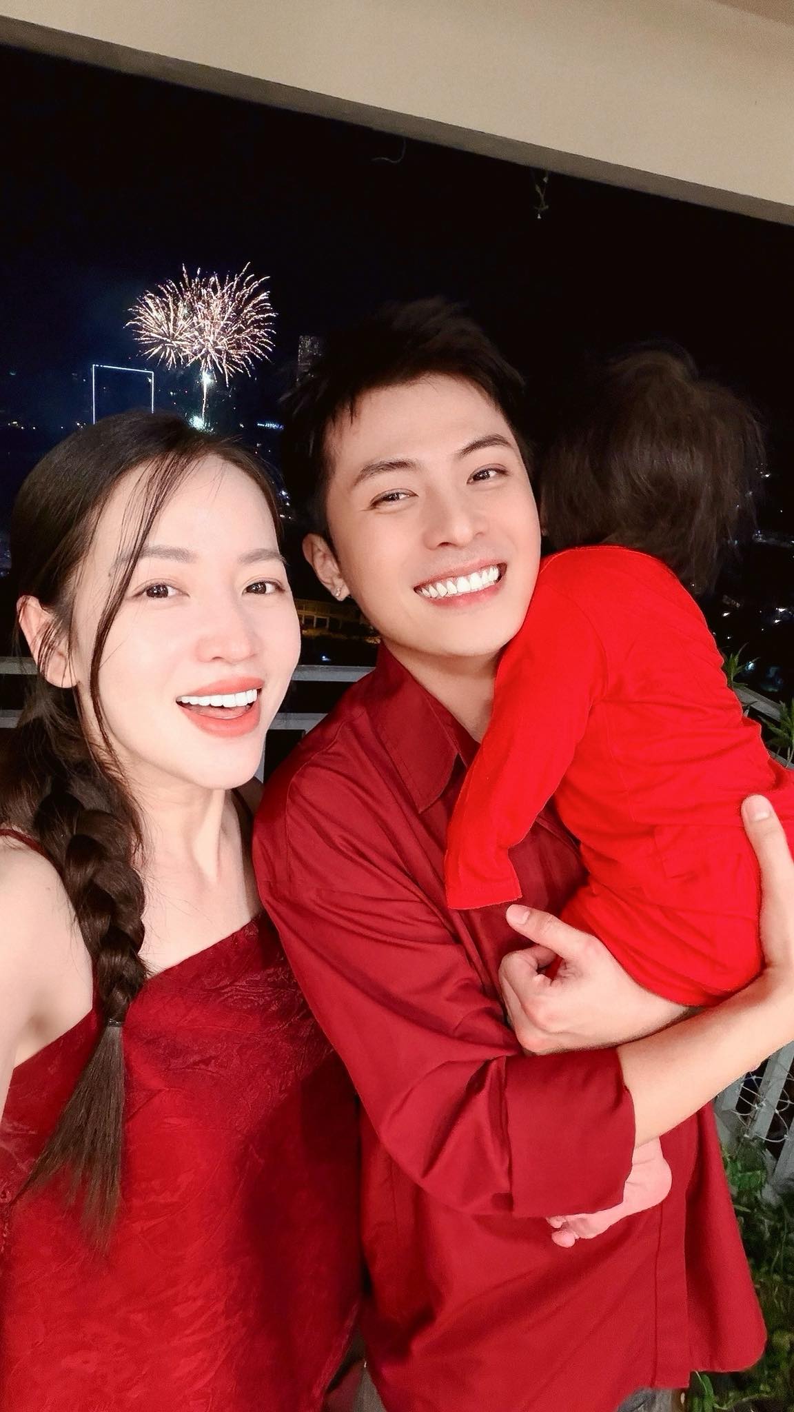 Từ khi có con, Gin Tuấn Kiệt luôn kề cận cùng vợ chăm sóc và dõi theo hành trình khôn lớn của bé 