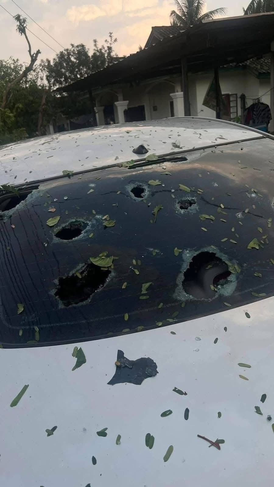 Nhiều chiếc xe bị tàn phá