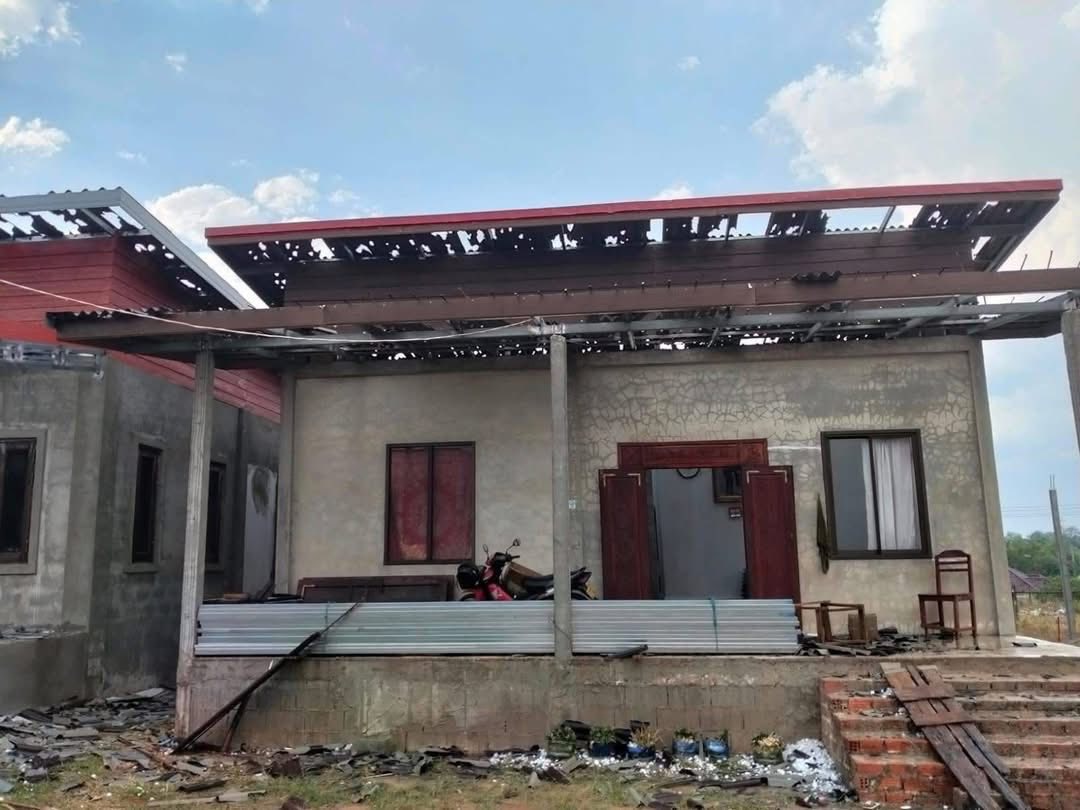 Mưa đá dội xuống Viêng Chăn: Hàng nghìn mái nhà bị 