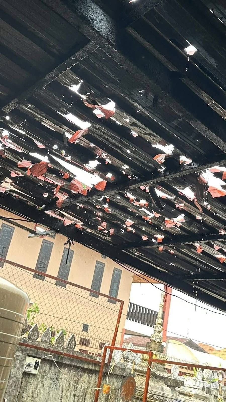 Nhiều mái nhà bị 