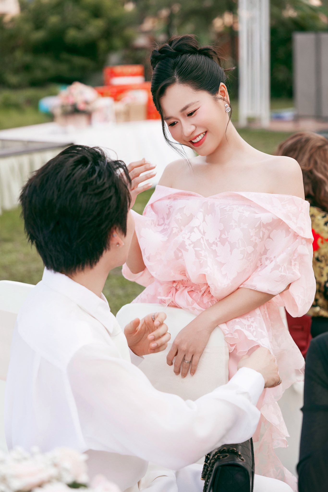 Đôi vai thon chiếm trọn spotlight (Ảnh Puka).