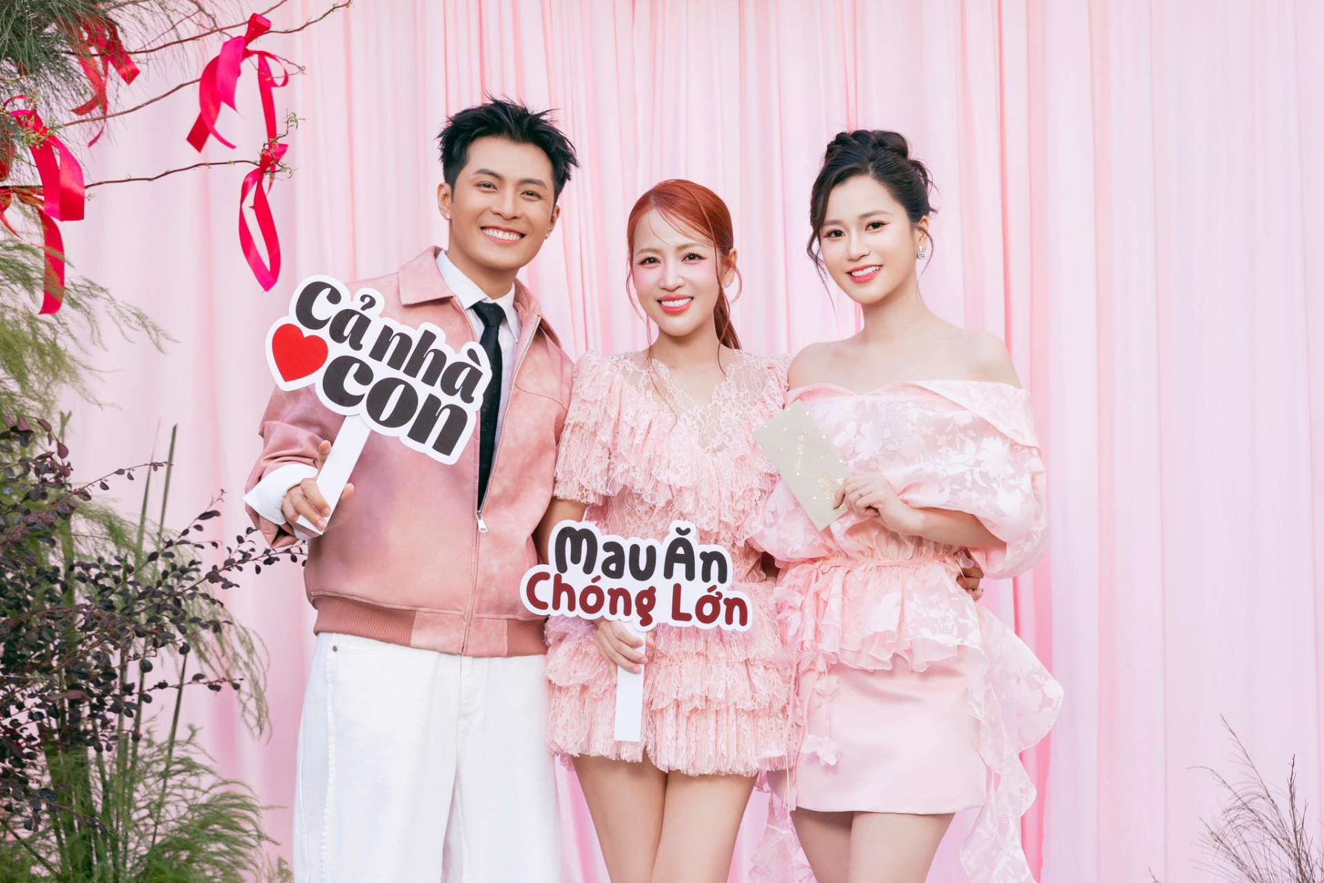 Không chỉ diện đúng dresscode, Lâm Vỹ Dạ còn chọn được bộ cánh rất chuẩn gu chủ nhân bữa tiệc là Puka (Ảnh Puka).