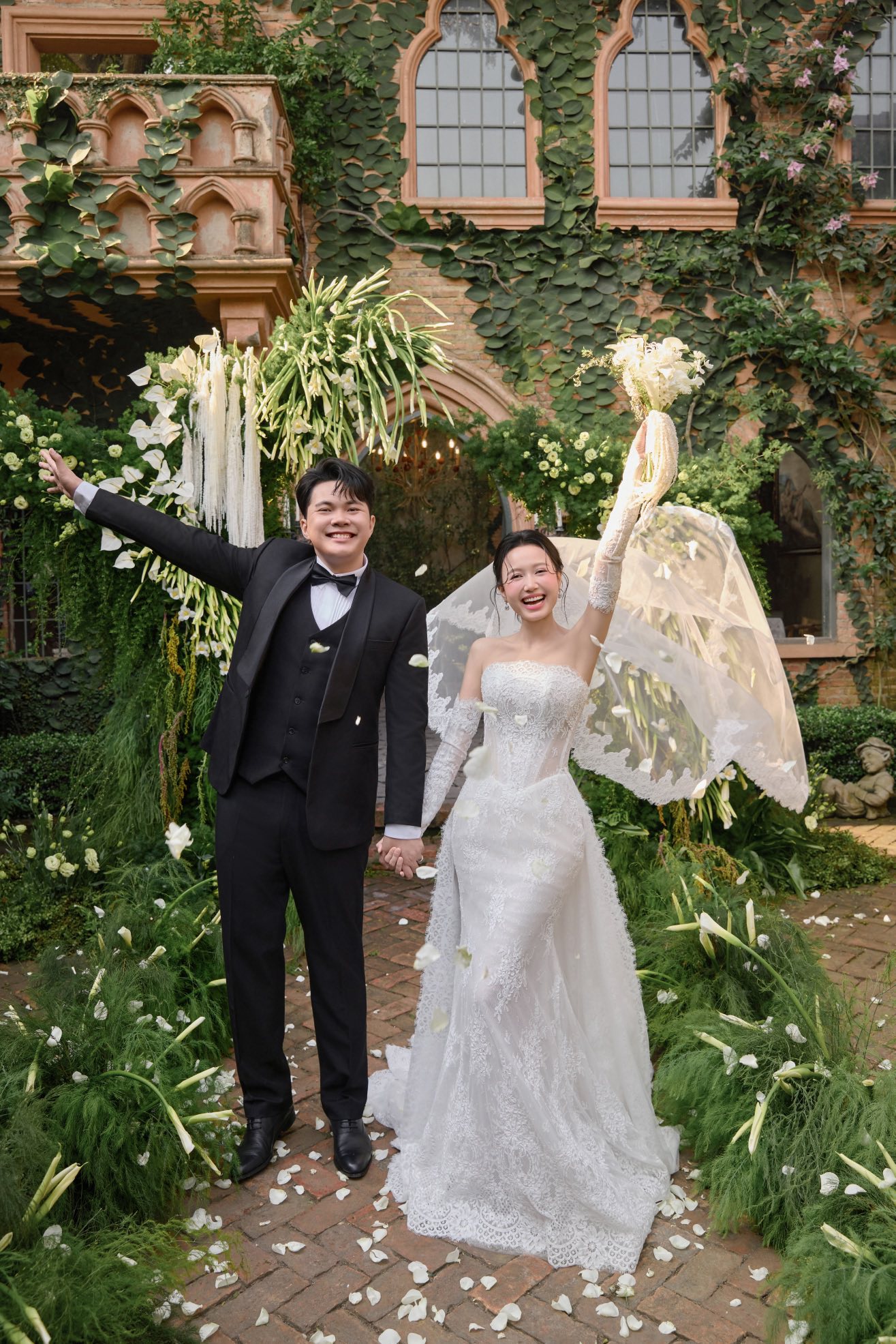   Visual xứng đôi vừa lứa của cô dâu chú rể nhận được lời khen từ đông đảo netizen. Ảnh: FBNV  